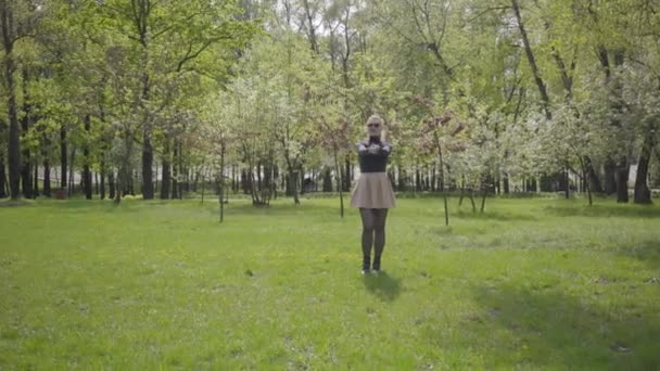 Junge Fröhliche Frau Mit Sonnenbrille Und Niedlichem Rock Die Park — Stockvideo