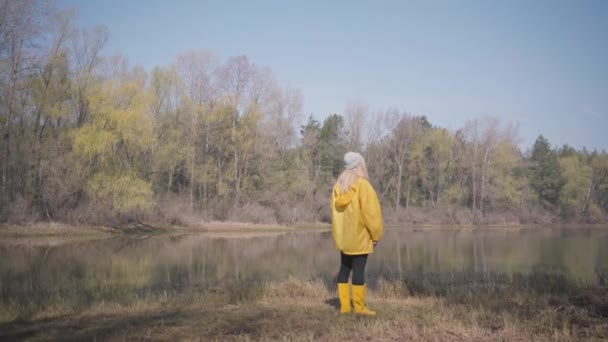 Νέα Ξανθιά Γυναίκα Στέκεται Κοιτάζοντας Καταπληκτική Θέα Του Ποταμού Και — Αρχείο Βίντεο