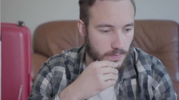 Ekose Gömlekli Sakallı Dalgın Bir Gencin Yakın Portresi — Stok video