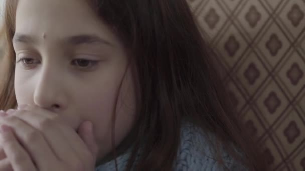 Κοντινό Πορτραίτο Έφηβης Τυλιγμένης Ζεστό Κασκόλ Κορίτσι Αισθάνεται Άσχημα Είναι — Αρχείο Βίντεο