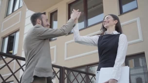 Söt Ung Kvinna Och Självsäker Man Formell Bära High Five — Stockvideo