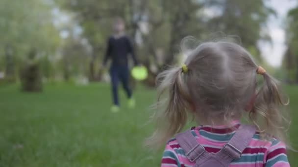 Fratello Maggiore Sorellina Corrono Bellissimo Parco Verde Ragazzina Cade Ragazzo — Video Stock