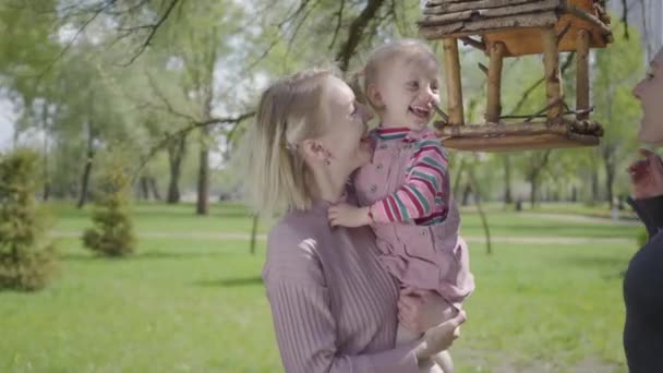 Mladá Matka Tráví Čas Parku Svou Dcerou Žena Zvedá Svou — Stock video