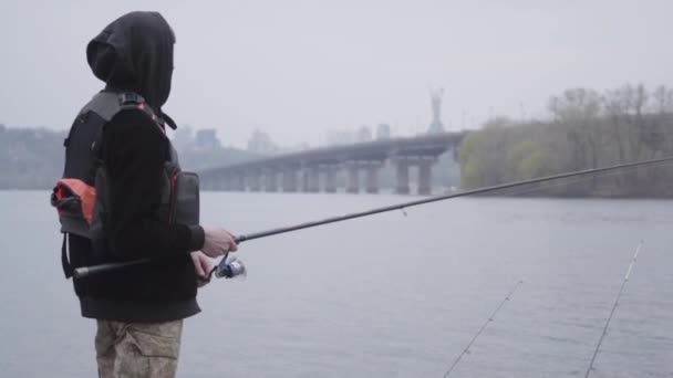 Självsäker Ung Fiskare Khaki Byxor Tidigt Morgonen Spinning Fiske Floden — Stockvideo