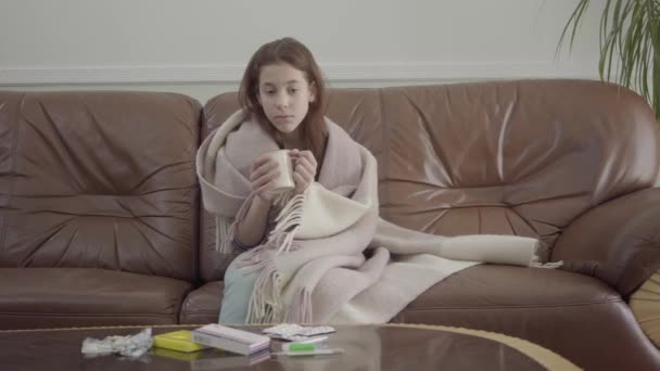 Porträtt Ledsen Tonåring Flicka Insvept Filt Sitter Lädersoffan Hemma Bakgrunden — Stockvideo