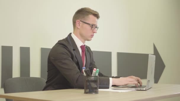 Vídeo Jovem Homem Bonito Desgaste Formal Óculos Digitando Laptop Mostrando — Vídeo de Stock