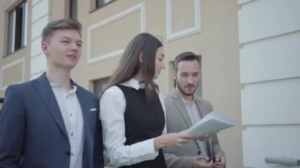 Jovem Mulher Homens Desgaste Formal Andando Terraço Discutindo Projeto Vídeo — Vídeo de Stock