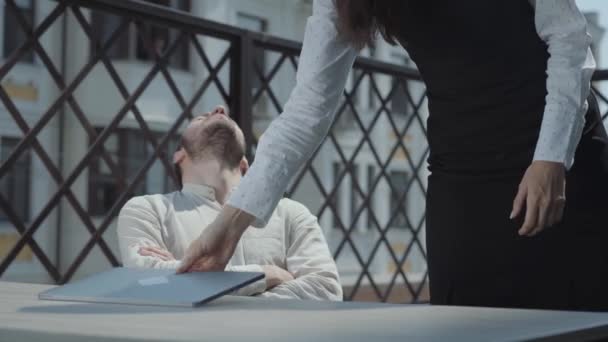 Vousatý Unavený Muž Sedí Stolu Terase Stolu Odpočívá Žena Přinesla — Stock video