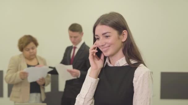 Video Attractive Young Woman Formal Wear Talking Cellphone Colleagues Background — Stock Video