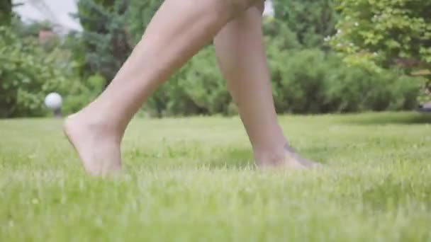 Vídeo Mulher Descalça Andando Prado Grama Verde — Vídeo de Stock