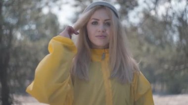 Genç güzel sarışın kadın gölle birlikte ormanın yakınında poz veriyor. İnanılmaz manzara..