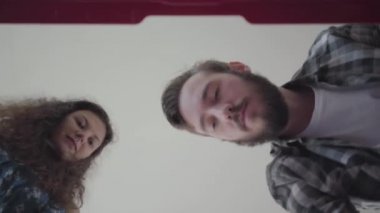 İnsanlar bavullarına kıyafet atıyorlar, bavullarını toplayan kadın ve erkeğin videosu valizin içinden ateş ediyorlar.