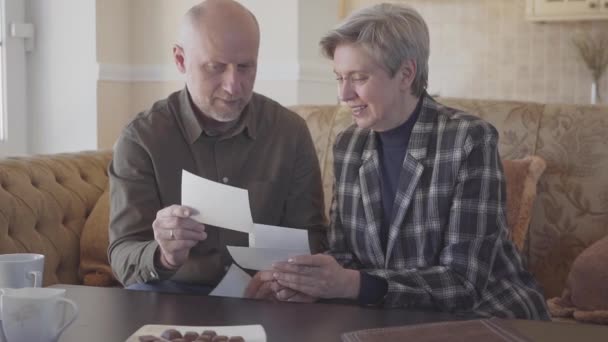 Gelukkig Oud Stel Man Vrouw Bank Pratend Lachend Kijkend Naar — Stockvideo