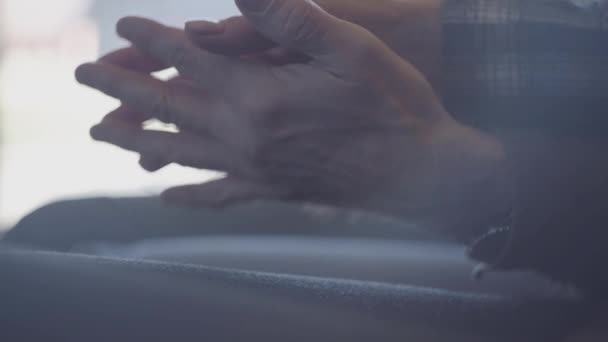 Velhas Mãos Homem Mulher Segurando Acariciando Dedos Família Amorosa — Vídeo de Stock