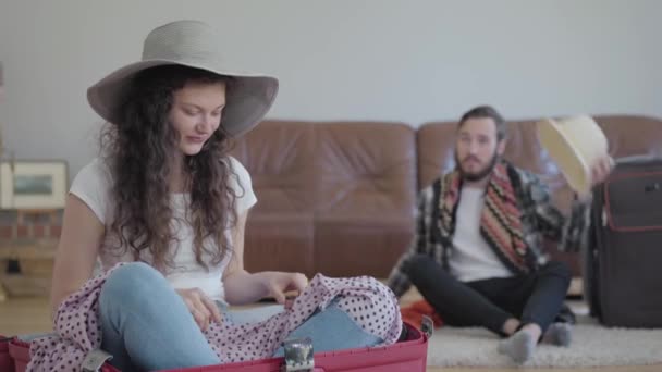 Happy Man Woman Floor Home Sofa Packing Suitcase Video — Stockvideo