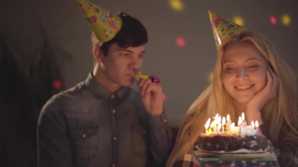 Retrato Chico Guapo Una Chica Celebrando Cumpleaños Sentado Una Mesa — Vídeo de stock