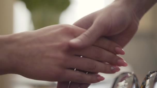 Mulher Adolescente Apertam Mãos Perto Mão Feminina Macia Segurando Palma — Vídeo de Stock