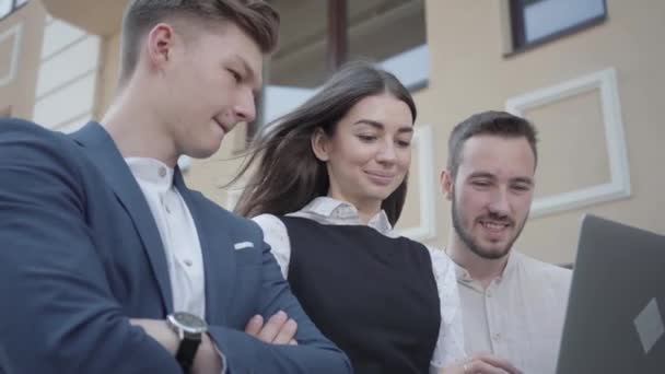 Mladá Žena Dva Muži Formálním Oděvu Diskutují Projektu Notebooku Terase — Stock video