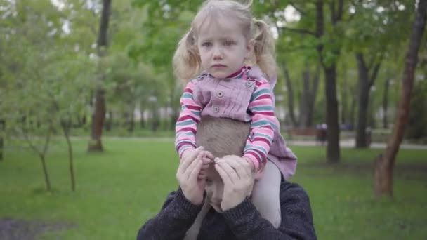 Yakışıklı Sarışın Çocuk Parkta Sevimli Kız Kardeşiyle Oynuyor Onu Omuzlarında — Stok video