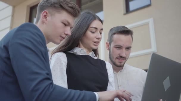 Jonge Vrouw Mannen Formele Kleding Bespreken Project Laptop Zakelijke Relatie — Stockvideo