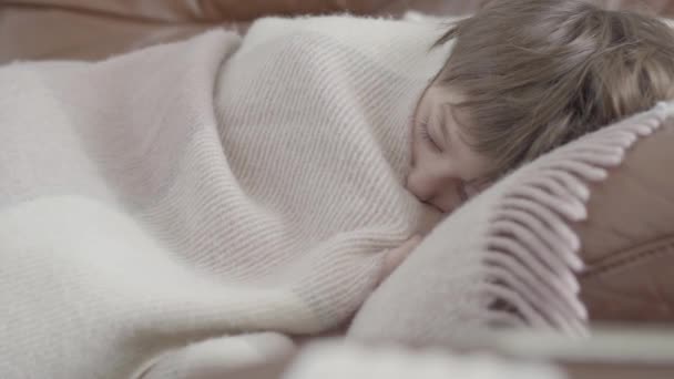 Vídeo Del Niño Enfermo Tumbado Sofá Cubierto Con Manta Casa — Vídeos de Stock
