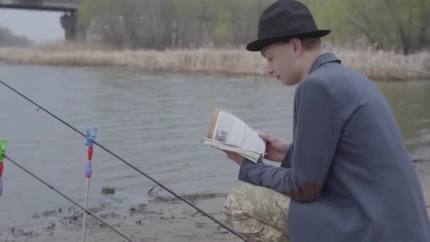 Πορτρέτο Κομψό Ψαρά Ένα Σακάκι Και Καπάκι Τομέα Κάθεται Κοντά — Αρχείο Βίντεο