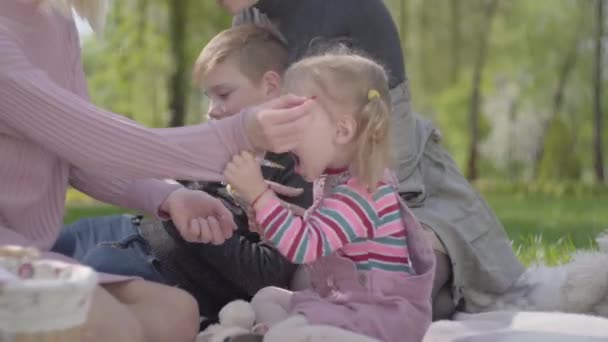 Två Unga Mödrar Med Barnen Sitter Filten Den Gröna Fantastiska — Stockvideo