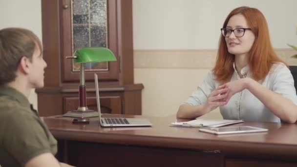 Ritratto Psicologa Donna Seduta Con Sua Paziente Salute Mentale — Video Stock