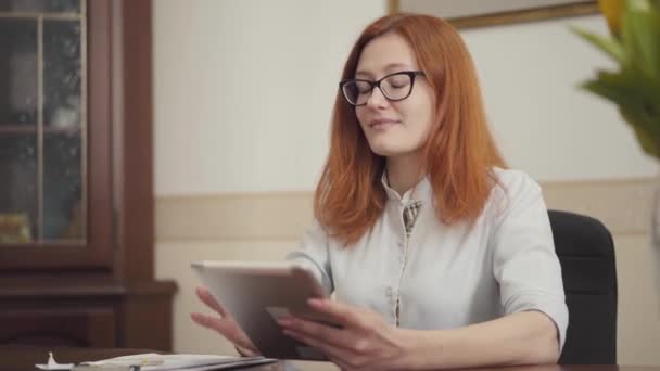 Portré Női Pszichológusról Aki Épp Betegével Tárgyal Gyönyörű Vörös Hajú — Stock videók