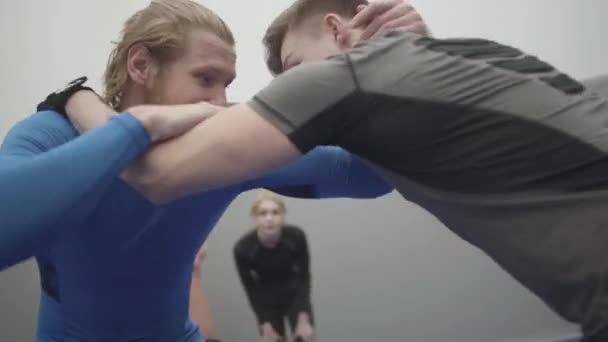 Hombres Atléticos Luchando Gimnasio Cerca Dos Luchadores Tratando Agarrarse Tipo — Vídeos de Stock