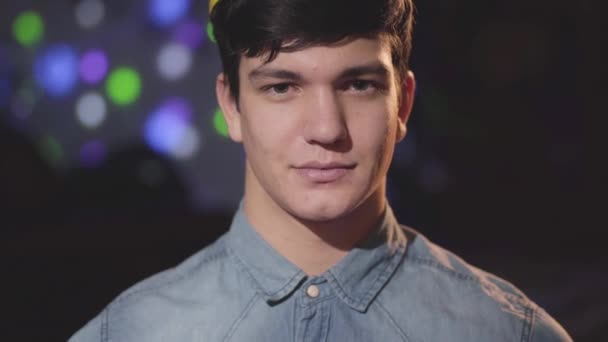 Porträtt Självsäker Ung Man Sätta Rosa Ballong Med Roligt Ansikte — Stockvideo