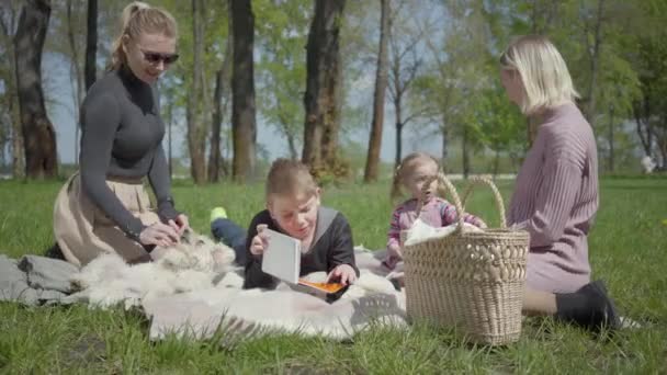 Two Young Mothers Them Kids Sit Blanket Green Amazing Park — Stock Video