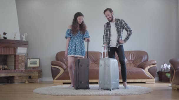 Porträt Eines Glücklichen Paares Hause Mit Großen Koffern Und Lächeln — Stockvideo