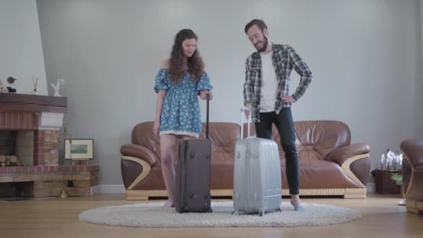 Retrato Pareja Feliz Pie Casa Con Grandes Maletas Sonrisa Video — Vídeos de Stock