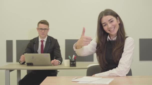 Video Jóvenes Gerentes Gerentes Ropa Formal Sentados Escritorios Oficina Mostrando — Vídeo de stock