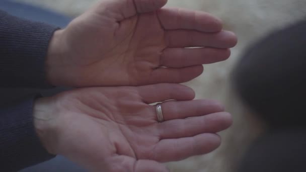 老年人的手伸出手来 女人把她的手放在男人手里 手拿结婚戒指 — 图库视频影像