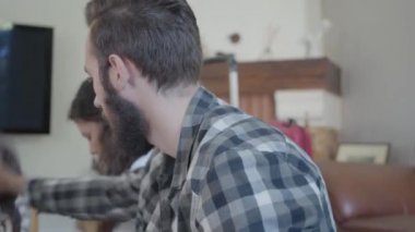 Sakallı adam ve güzel kadın büyük bavullara kıyafet paketliyor, video.