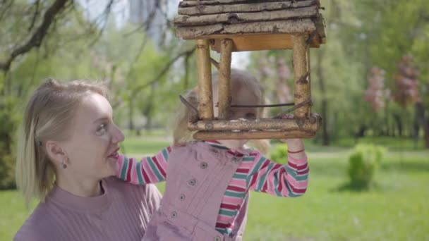 Joven Madre Pasando Tiempo Parque Con Hija Mujer Levantando Pequeña — Vídeos de Stock