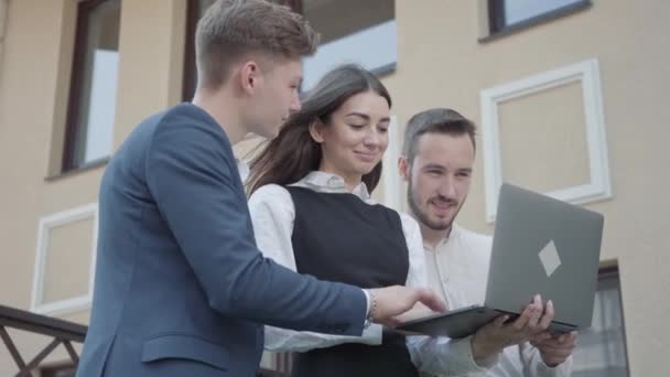 Jovem Mulher Dois Homens Desgaste Formal Discutindo Projeto Laptop Terraço — Vídeo de Stock