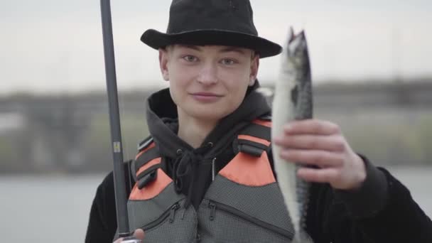 Jeune Pêcheur Heureux Confiant Portant Chapeau Avec Bord Tôt Matin — Video