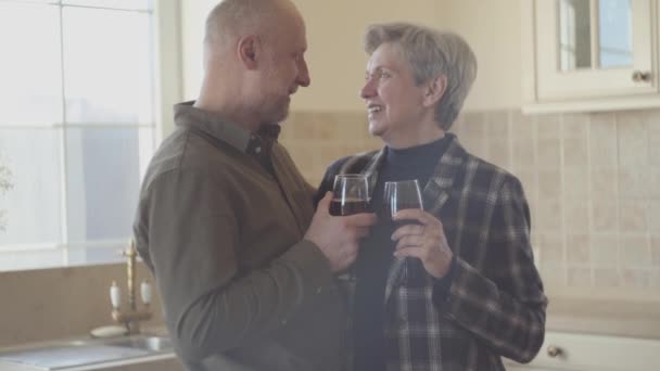 Old Couple Stand Kitchen Glass Wine Them Hands Woman Try — Stock Video