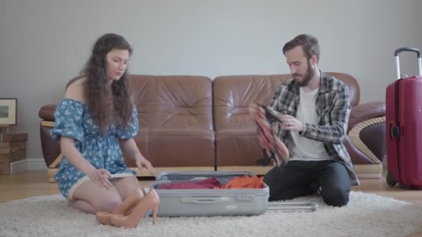 Άνδρας Και Γυναίκα Κάθονται Στο Πάτωμα Στο Σπίτι Μπροστά Από — Αρχείο Βίντεο