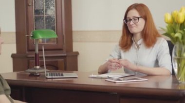 Kadın psikoloğun portresi, akıl hastası ile seans yapıyor.
