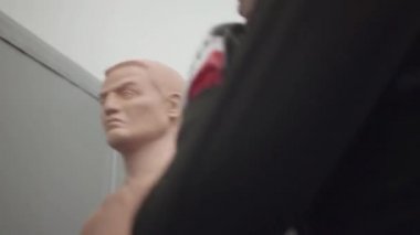 Genç, güzel sarışın bir kadın spor salonunda bir mankenle boks yapıyor. Dövüş. Antrenman. Dövüş sanatları.