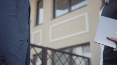 Erkek ve kadın iş ortakları el sıkışıyor, iş ilişkisi, video 