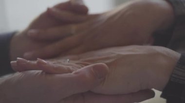 Olgun bir çiftin hassas ellerine yakın çekim. Aile ilişkileri