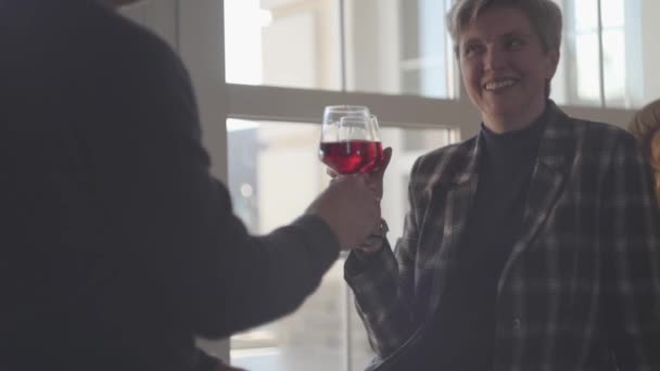 大人のカップルは広い窓からガラスからワインを飲む 家族関係 — ストック動画