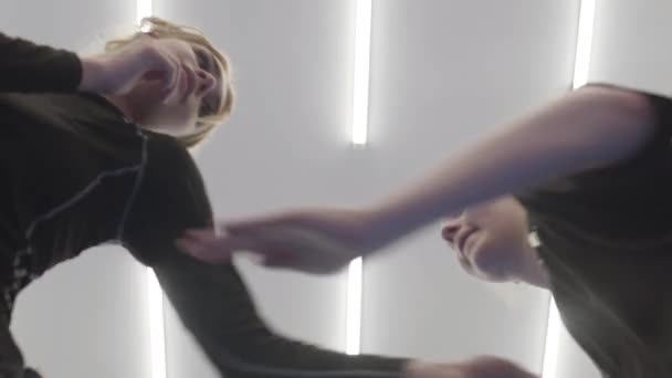 Дві Блондинки Тренуються Тренажерному Залі Роблячи Легкі Удари Один Одному — стокове відео