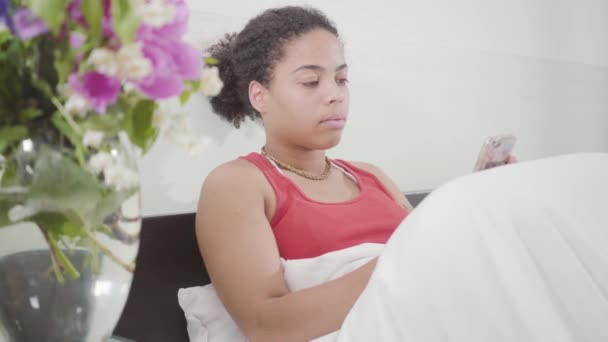 Vidéo Femme Afro Américaine Réveilla Relaxant Lit Textos Sur Téléphone — Video