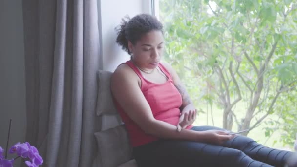 Vidéo Femme Afro Américaine Assise Sur Rebord Fenêtre Polissage Des — Video